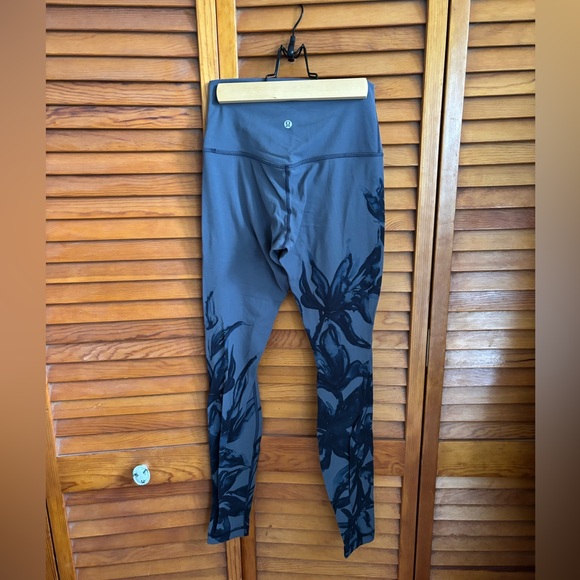 Lululemon Abstract Gray Floral Legging - Picture 2 of 4